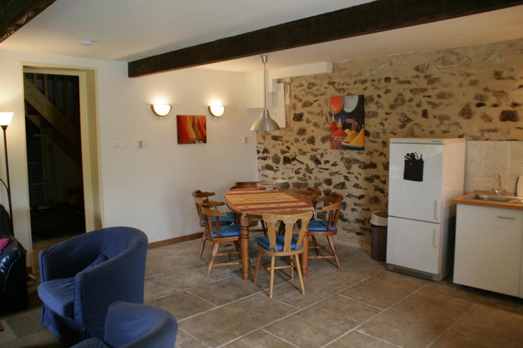 Le Petit Mas D'Ile Bed & Breakfast Saint-Germain-de-Confolens Room photo