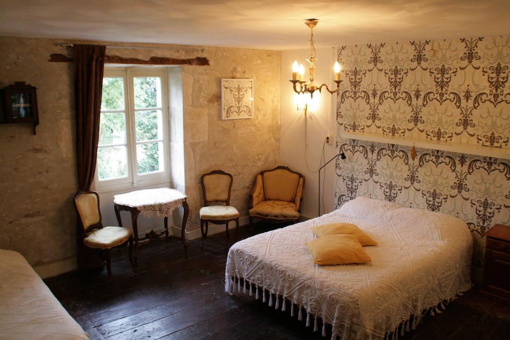 Le Petit Mas D'Ile Bed & Breakfast Saint-Germain-de-Confolens Room photo