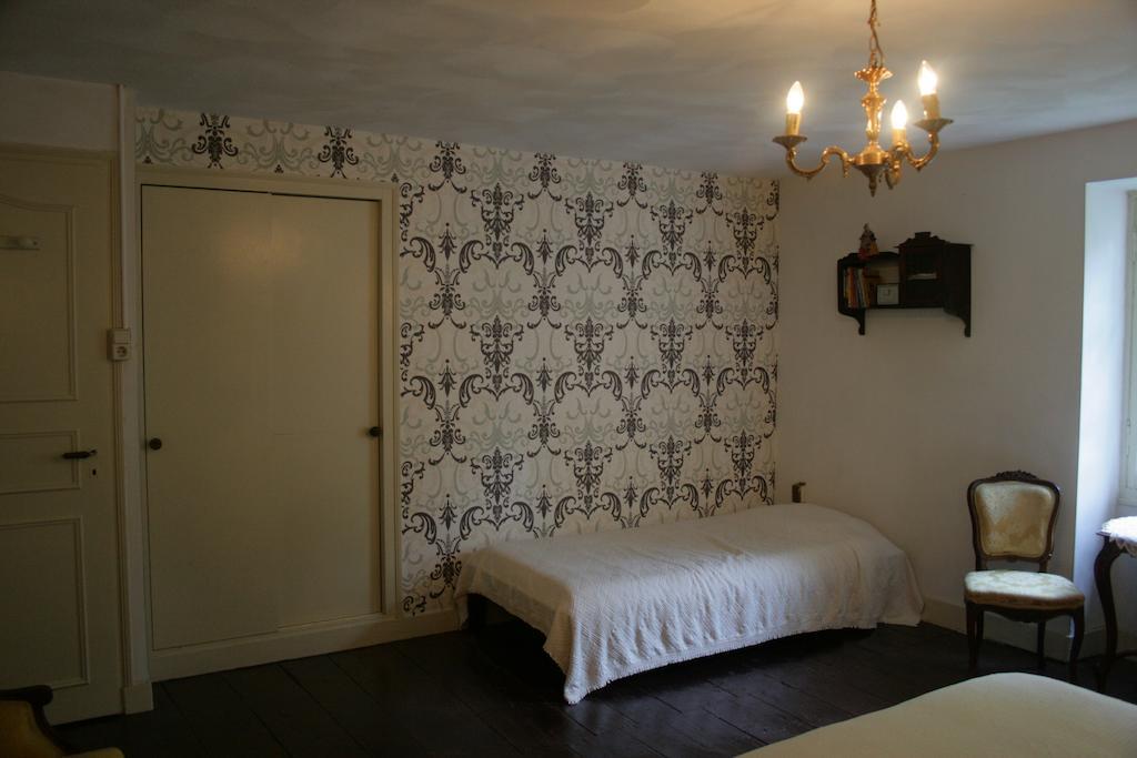 Le Petit Mas D'Ile Bed & Breakfast Saint-Germain-de-Confolens Room photo